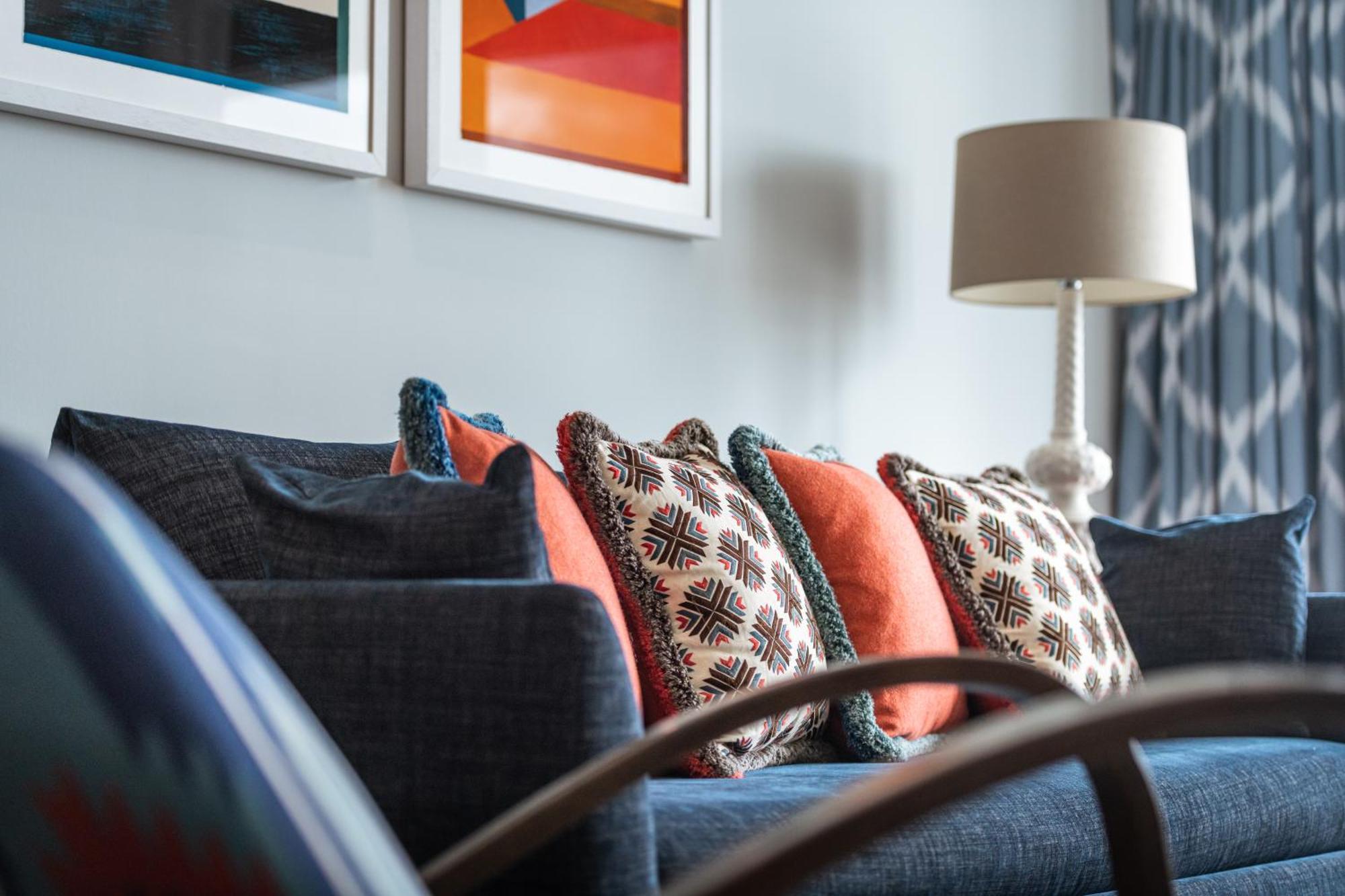 Harbour Hotel & Spa סאות'המפטון חדר תמונה A sofa with cushions